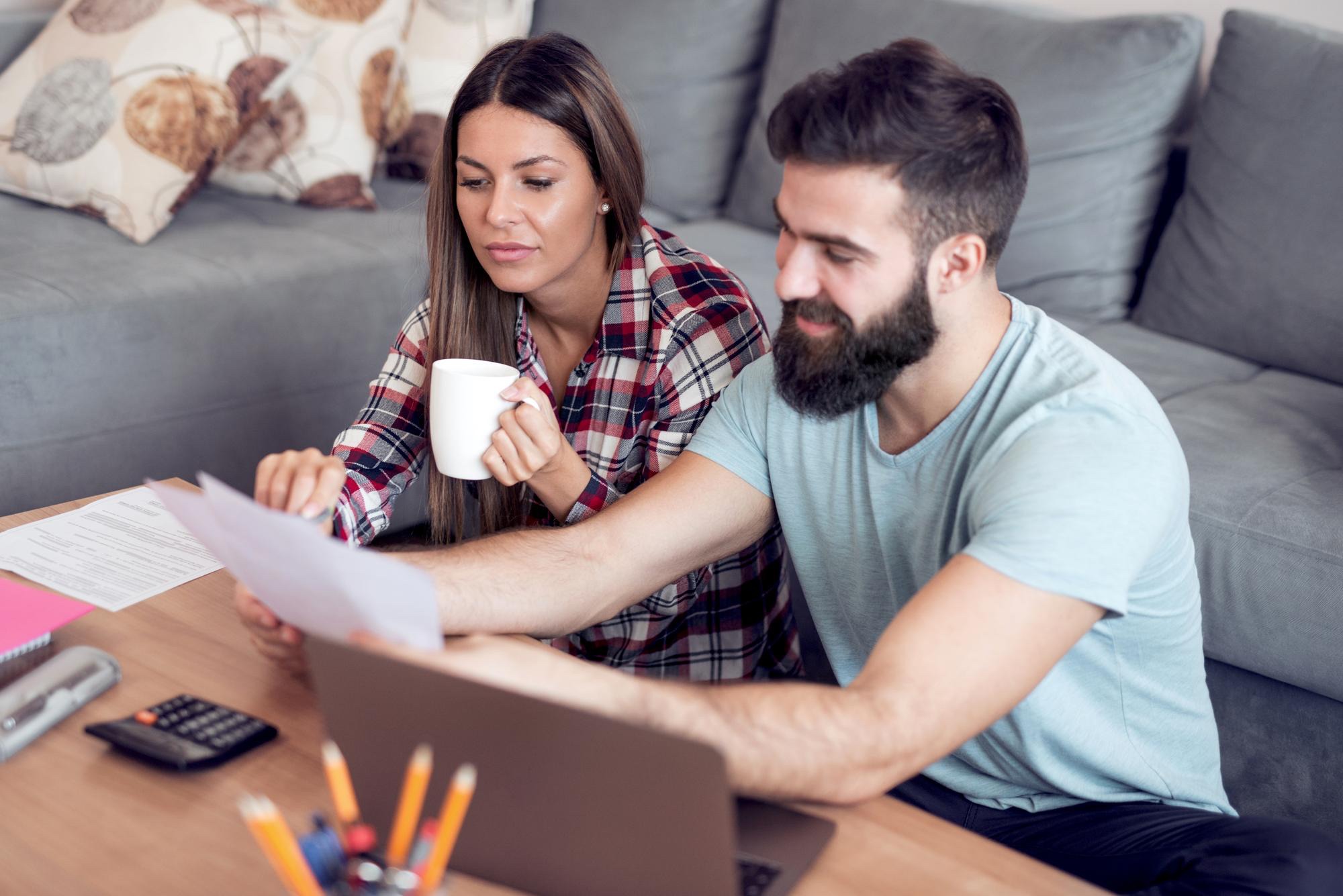 Una pareja revisa sus cuentas en una computadora